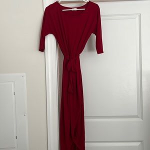 Maxi dress perfect for the holidays. Left side slit